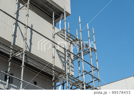 マンション建設現場 足場の架け払い マンション建設現場 足場の架け払い 99578455