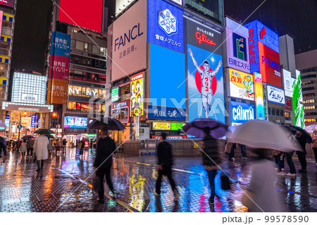 《大阪府》道頓堀・雨の歓楽街 99578590