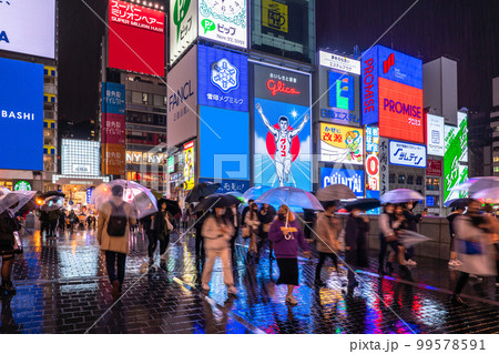 《大阪府》道頓堀・雨の歓楽街 99578591