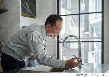 水道修理に来た男性 99578615