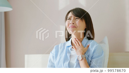 woman has allergy in winter 99578670