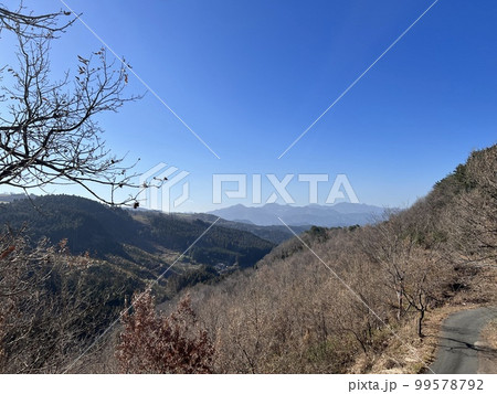 山を登る途中の景色 山を登る途中の景色 99578792