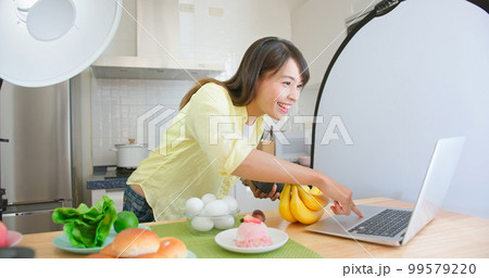 female photographer take pictures 99579220