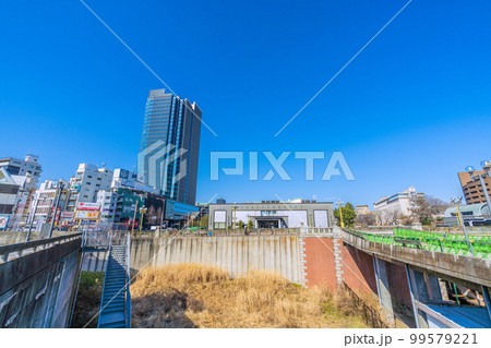 日本の東京都市景観 四ツ谷駅やコモレ四谷タワーなど街並みを望む 99579221