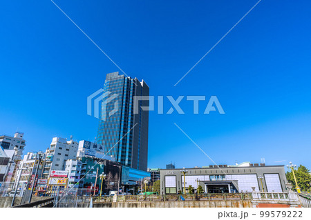 日本の東京都市景観 四ツ谷駅やコモレ四谷タワーなど街並みを望む 99579222
