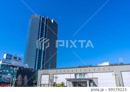 日本の東京都市景観 四ツ谷駅やコモレ四谷タワーなど街並みを望む 日本の東京都市景観 四ツ谷駅やコモレ四谷タワーなど街並みを望む 99579223