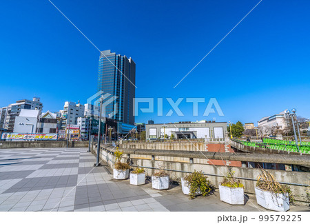 日本の東京都市景観 四ツ谷駅やコモレ四谷タワーなど街並みを望む 99579225