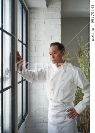 落ち込んだ表情のシェフ 99579243