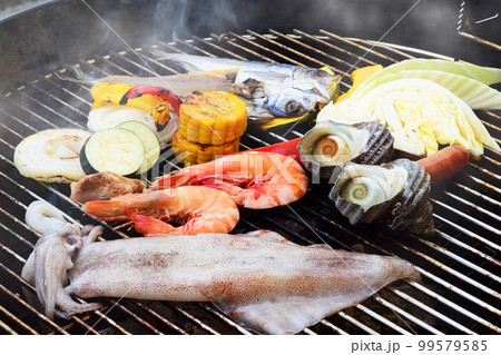 屋外でアウトドアな食事 炭火で焼き上げる海鮮BBQ 屋外でアウトドアな食事 炭火で焼き上げる海鮮BBQ 99579585
