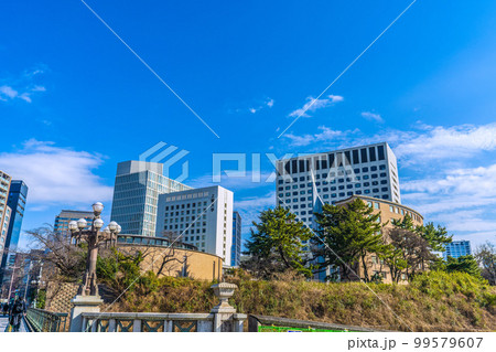 日本の東京都市景観 四ツ谷駅前の上智大学など街並みを望む 日本の東京都市景観 四ツ谷駅前の上智大学など街並みを望む 99579607