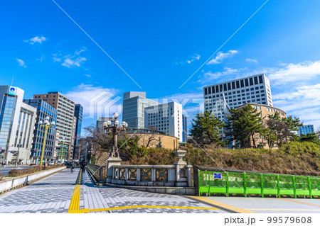 日本の東京都市景観　四ツ谷駅前の上智大学など街並みを望む 99579608