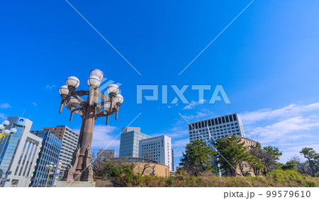 日本の東京都市景観　四ツ谷駅前の上智大学など街並みを望む 99579610