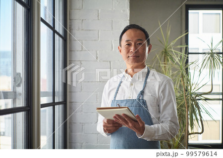 飲食店経営の男性 飲食店経営の男性 99579614