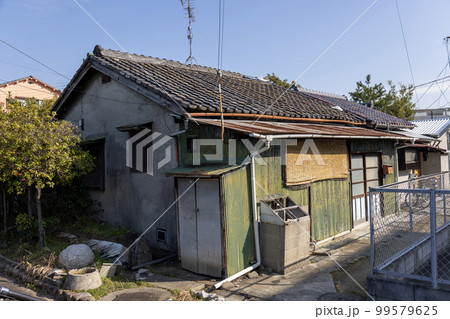 住宅地に建つ古い家 住宅地に建つ古い家 99579625