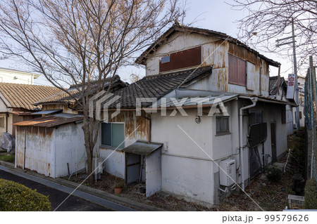 住宅地に建つ古い家 住宅地に建つ古い家 99579626