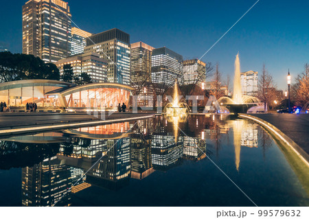 【東京都】リフレクションが美しいの和田倉噴水公園と丸の内の高層ビル群 99579632