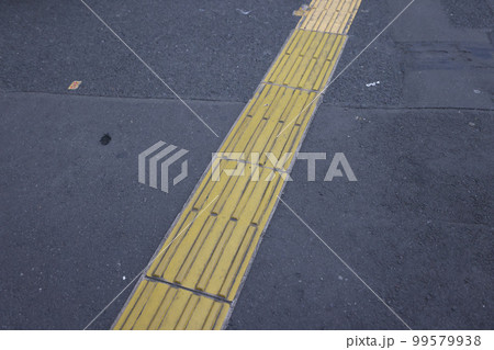 冬・初春の道の歩道と点字ブロック 99579938