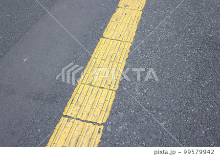 冬・初春の道の歩道と点字ブロック 冬・初春の道の歩道と点字ブロック 99579942