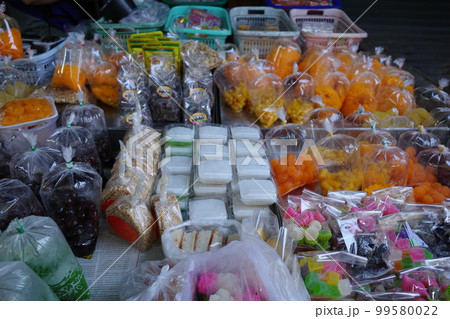 タイのメークロン線路市場で売られている食べ物 タイのメークロン線路市場で売られている食べ物 99580022