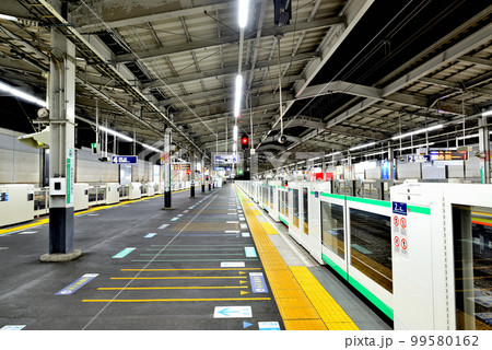 代々木上原駅 小田急線、千代田線の早朝のホーム 代々木上原駅 小田急線、千代田線の早朝のホーム 99580162