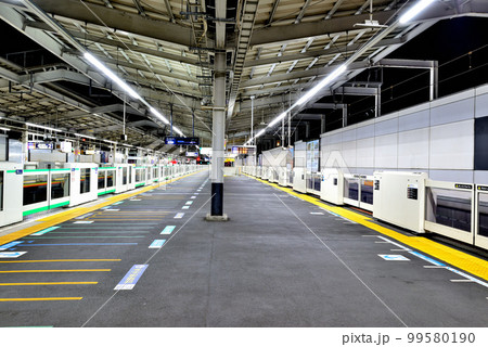 代々木上原駅　小田急線、千代田線の早朝のホーム 99580190