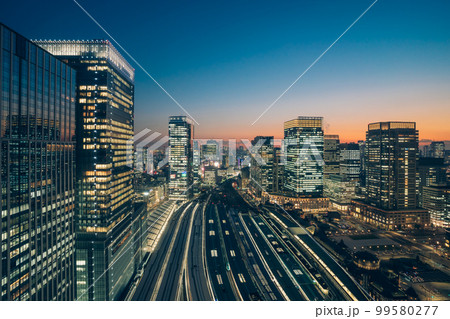 黄昏時の東京駅と大手町の街並み【都市夜景】 黄昏時の東京駅と大手町の街並み【都市夜景】 99580277