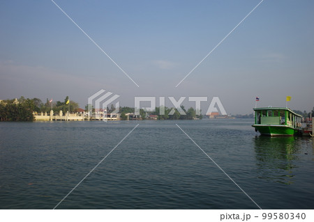 メークロン線路市場の近くを流れるメークロン川の風景 メークロン線路市場の近くを流れるメークロン川の風景 99580340