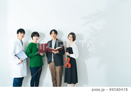 様々な分野の学生グループ 理系 IT系 文系 芸術系 様々な分野の学生グループ 理系 IT系 文系 芸術系 99580478