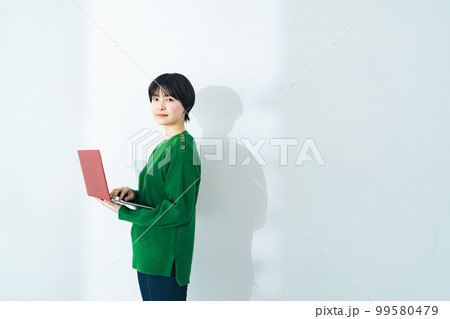 ノートパソコンを持った若い女性　IT系学生 99580479