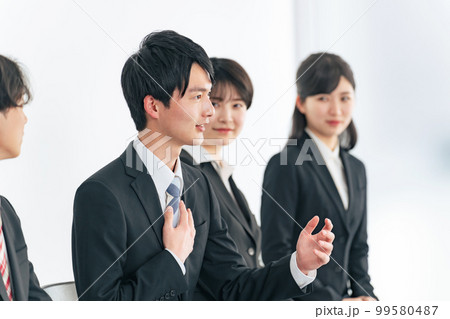 グループ面接で熱意を語る就活生 99580487