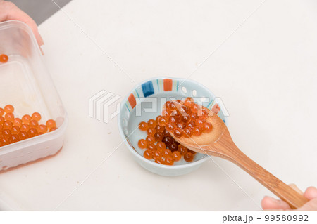 【出来上がったイクラの醤油漬けを小皿に移す】 【出来上がったイクラの醤油漬けを小皿に移す】 99580992