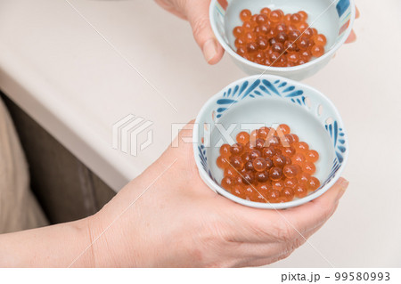 【イクラの醤油漬けの出来上がり】 99580993