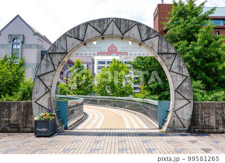 青い目の人形「ポーリンちゃん」に因んだポーリン橋（神奈川県横浜市）　 99581265