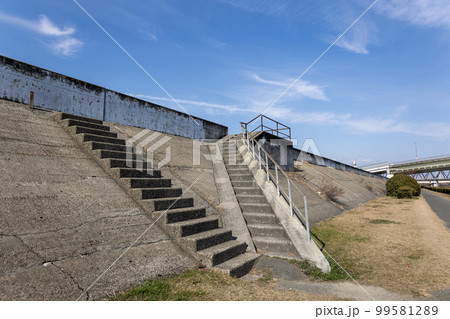 川沿いの土手のコンクリートの階段 99581289