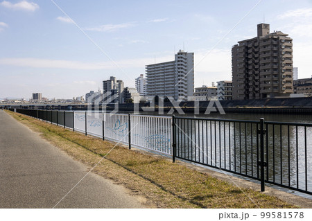 大阪・神崎川の横の集合住宅（2023年2月23日撮影） 99581578