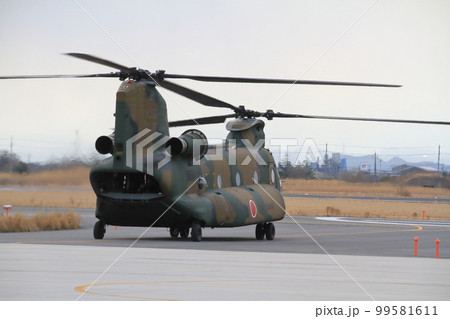 陸上自衛隊 美保分屯地の輸送ヘリCH-47Jチヌーク 99581611