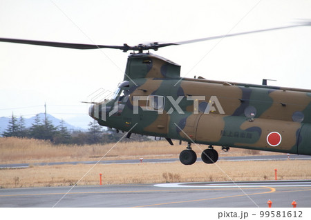 陸上自衛隊 美保分屯地の輸送ヘリCH-47Jチヌーク 99581612
