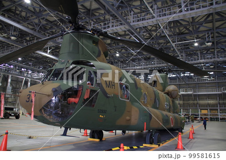 陸上自衛隊 美保分屯地の輸送ヘリCH-47Jチヌーク 99581615