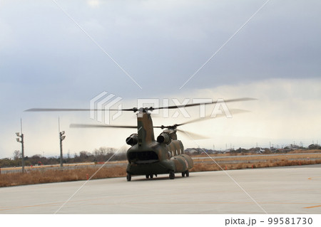 陸上自衛隊 美保分屯地の輸送ヘリCH-47Jチヌーク 99581730