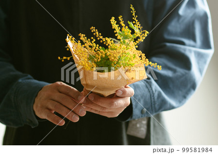 ミモザと手元　 99581984