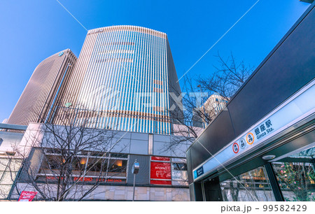 日本の東京都市景観 数寄屋橋の交差点前の銀座駅や有楽町マリオンなどを望む 99582429