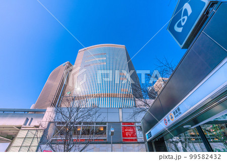 日本の東京都市景観 数寄屋橋の交差点前の銀座駅や有楽町マリオンなどを望む 99582432