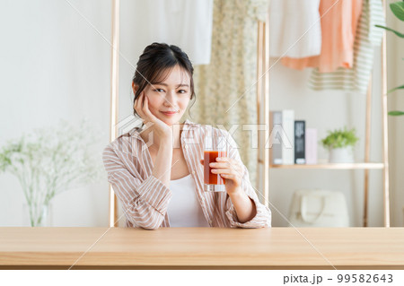 野菜ジュースを飲む若い女性 野菜ジュースを飲む若い女性 99582643