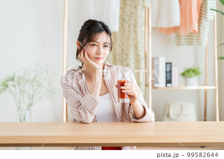 野菜ジュースを飲む若い女性 野菜ジュースを飲む若い女性 99582644