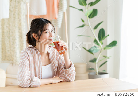 野菜ジュースを飲む若い女性 野菜ジュースを飲む若い女性 99582650