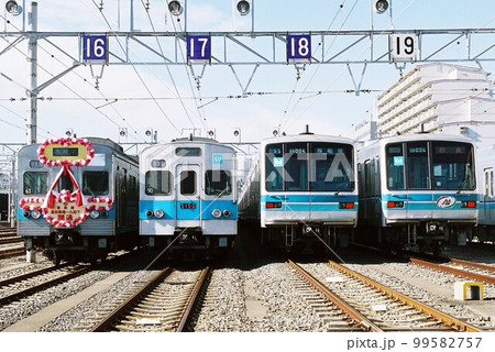 車両基地に停車する東京メトロ東西線の5000系と05系 車両基地に停車する東京メトロ東西線の5000系と05系 99582757