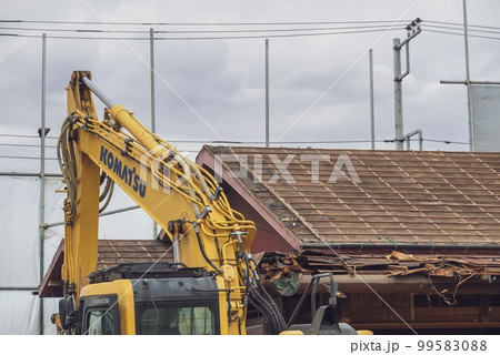 屋根材を撤去した木造家屋の解体現場 99583088
