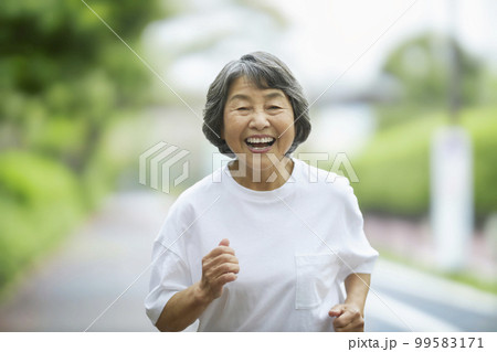 笑顔でジョギングするシニアの女性 笑顔でジョギングするシニアの女性 99583171