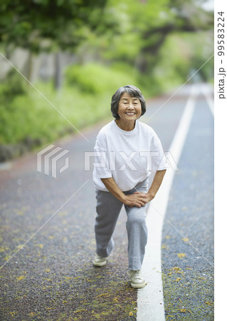 ストレッチをする笑顔のシニアの女性 99583224