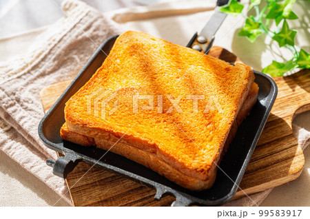こんがり焼けたホットサンド こんがり焼けたホットサンド 99583917
